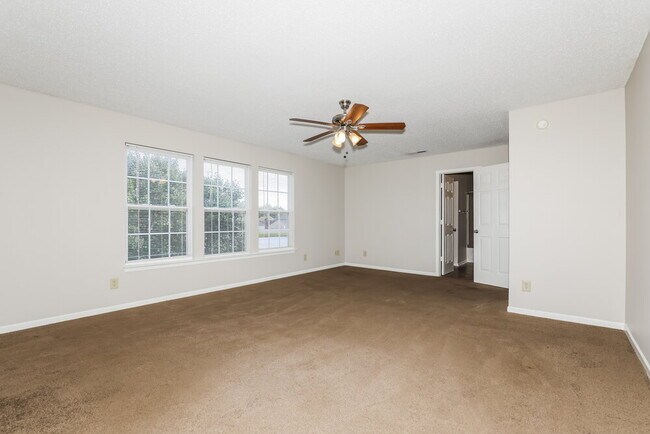 Building Photo - 2837 Ludwig Dr