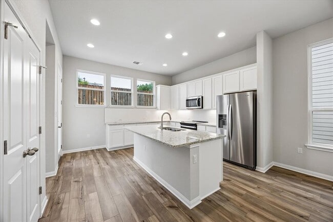 Building Photo - 320 Creek Rd