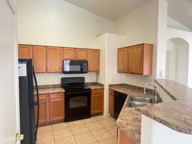 Building Photo - Fresh paint 3 Bedroom, 2 baths very low maintenance home