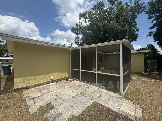 Building Photo - 438 Country Club Dr