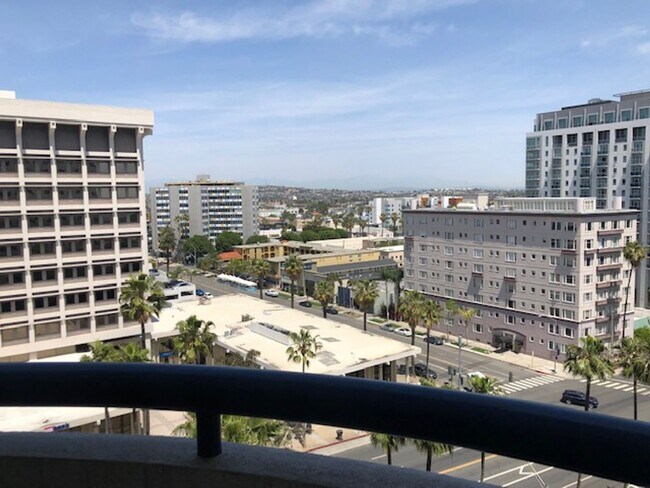Building Photo - Large 1 bedroom 1 bath in Luxury High Rise...