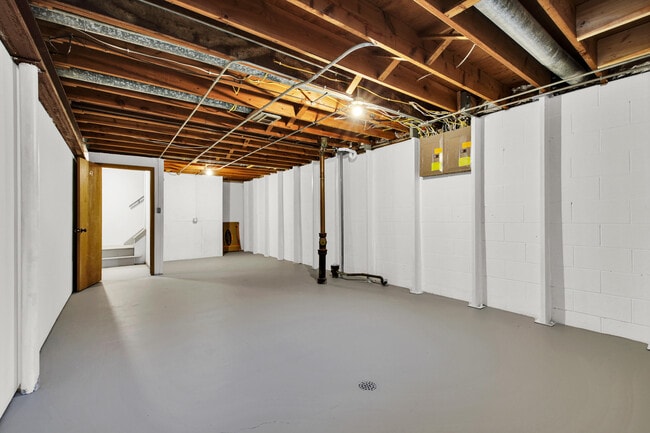 Building Photo - 834 Harding Ave