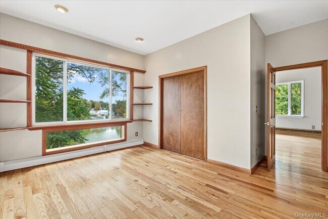 Building Photo - 333 Lake Dr