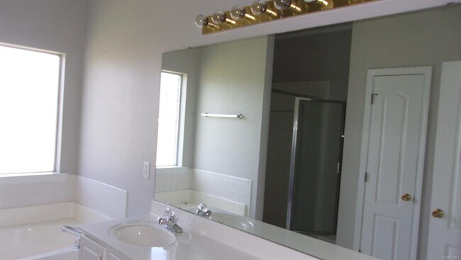 Building Photo - 826 Bluegrass Dr