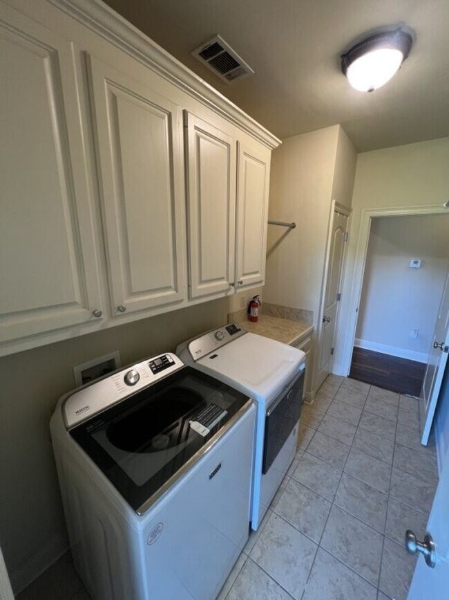 Building Photo - Must See!  Beautiful 4 bd, 3 ba home in co...