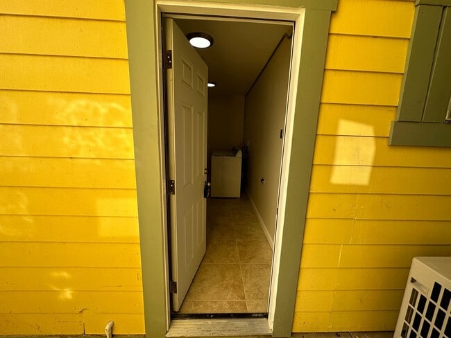 Building Photo - 678 N Shaffer St