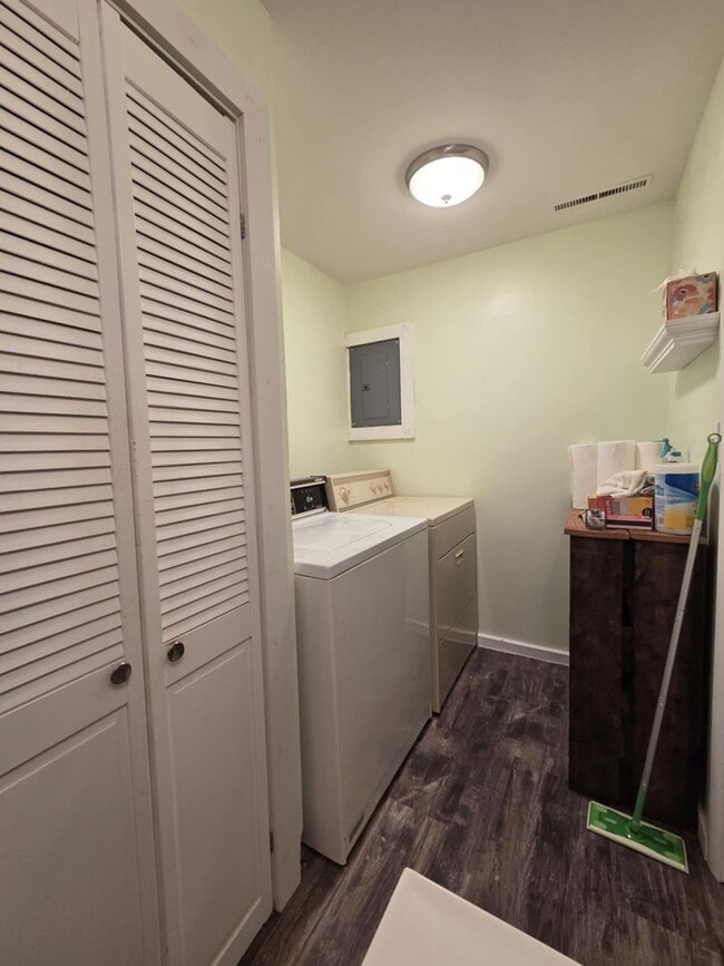 Building Photo - Spacious Home for Rent!