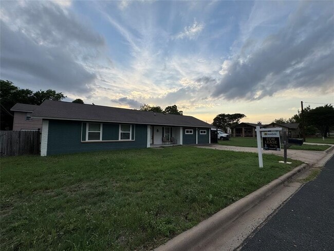Building Photo - 3520 Roanoke Dr
