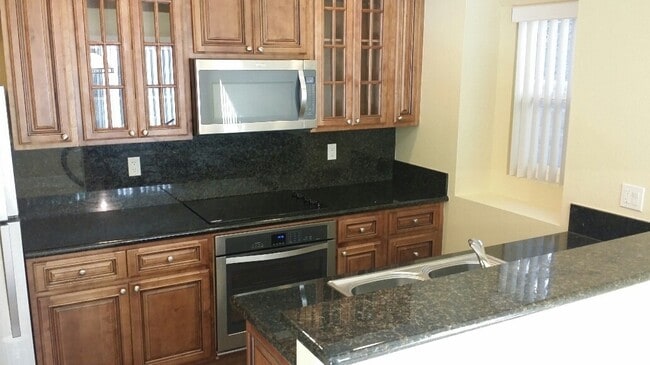 Building Photo - La Jolla 2bed 2bath, hardwood floors, patio, upgraded