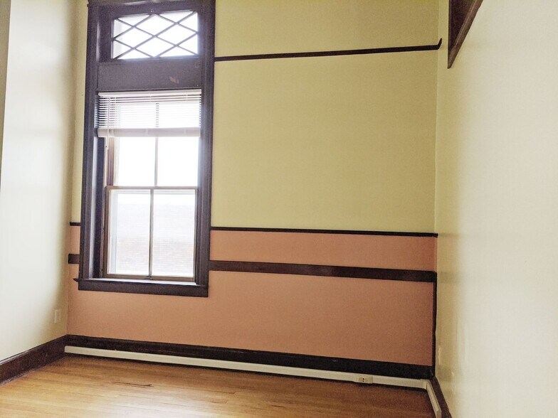 Building Photo - Redmen - Residential