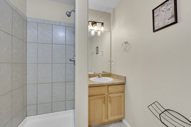 Building Photo - $1,750.00, 4 bed, 3 bath, located in Color...