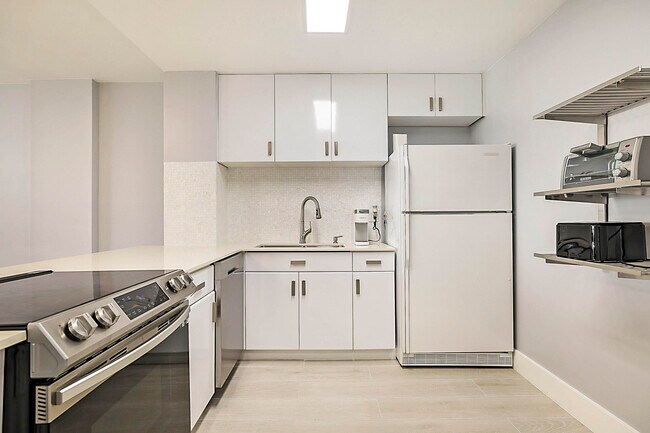 Building Photo - 2121 N Ocean Blvd