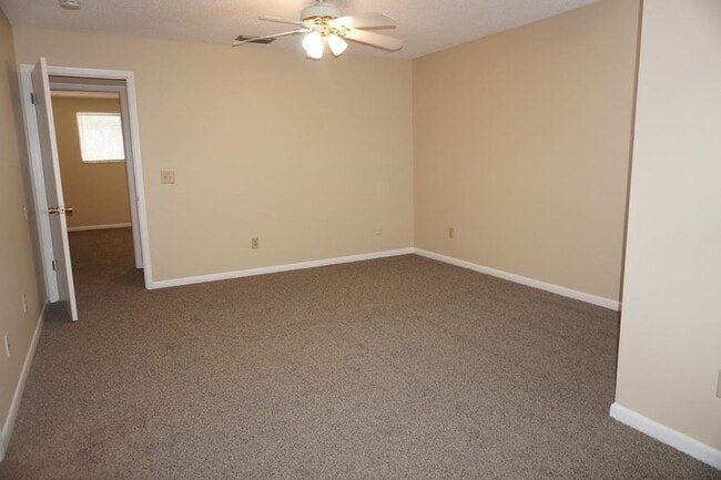 Building Photo - 3 bedroom townhouse near NAS Jax
