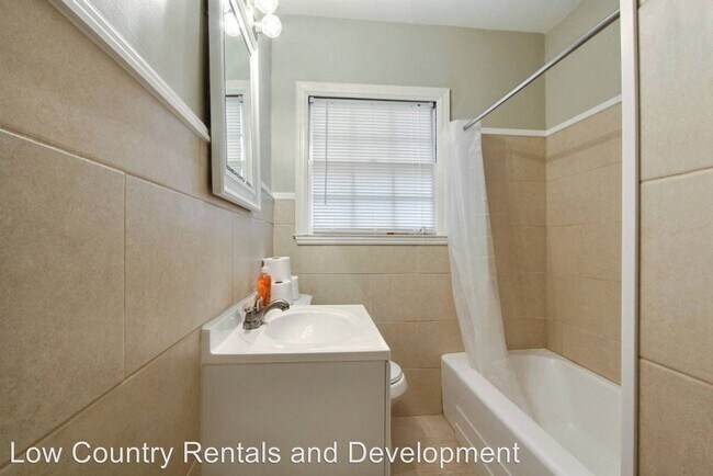 Building Photo - 2 br, 1 bath House - 212 E 57th St