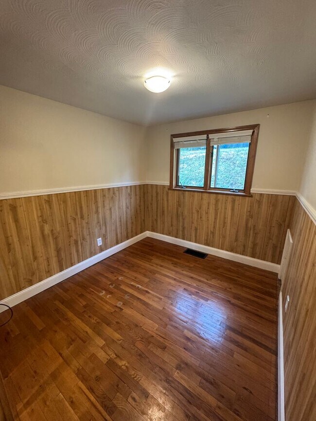Building Photo - Coraopolis - 3 Bedroom, 1 Bath - Charming ...