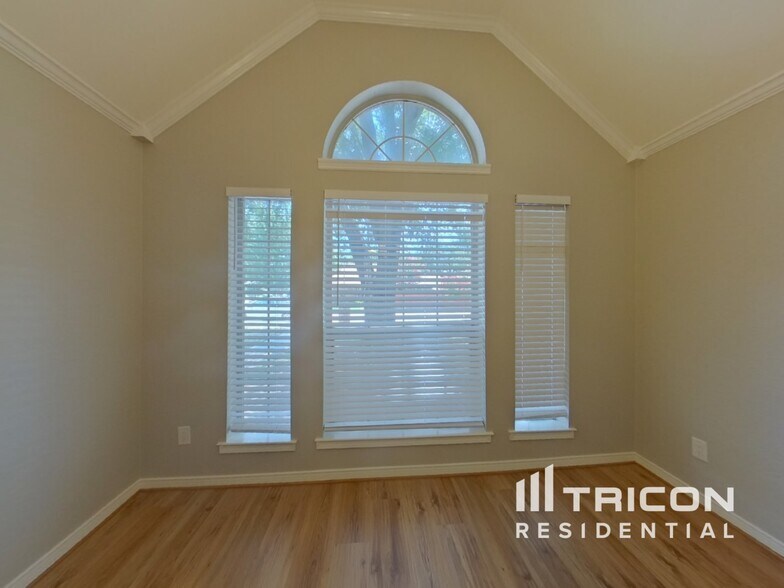 Building Photo - 2708 Hemingway Dr