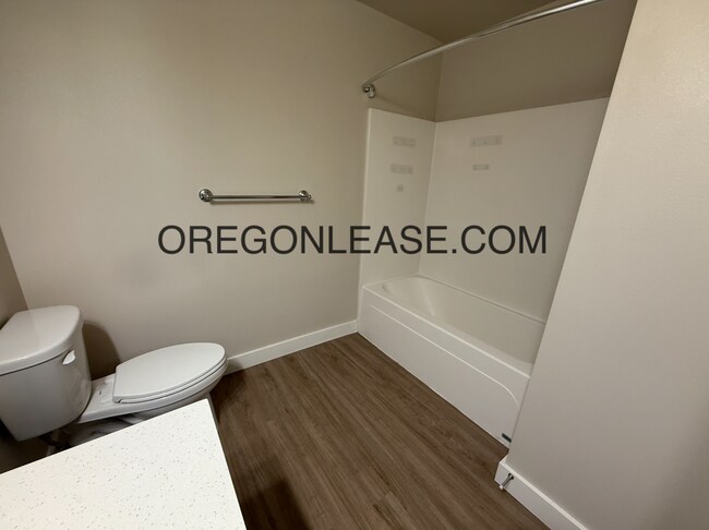 Building Photo - Newer 2-Bedroom Apartment