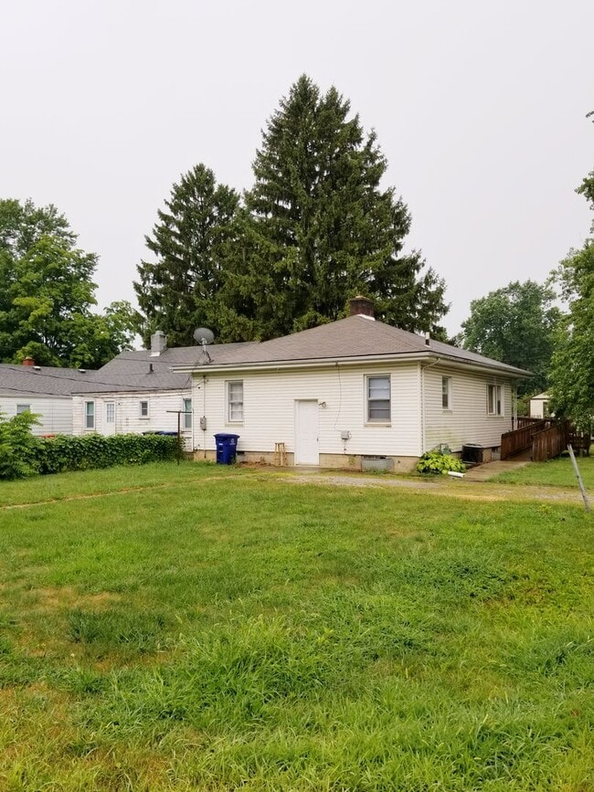 Building Photo - Renovated & Move-In Ready 2BR/1BA Home