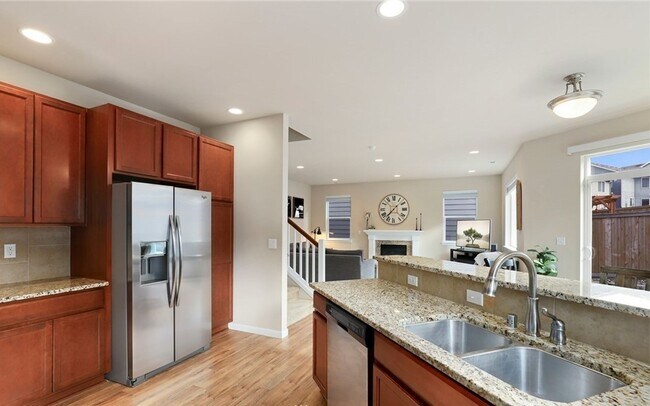 Building Photo - Beautiful large 4 bedroom home in the High...
