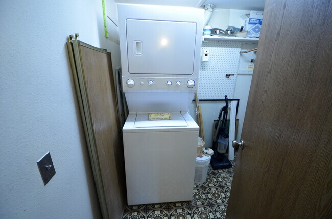 Building Photo - Large 1 Bedroom 1 bath with Loft!