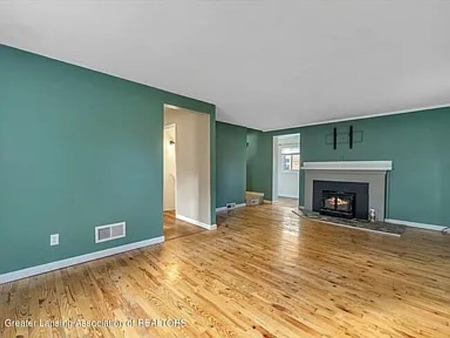 Building Photo - Move-In Ready 3 Bed, 2 Bath in Lansing (Section 8 Approved)