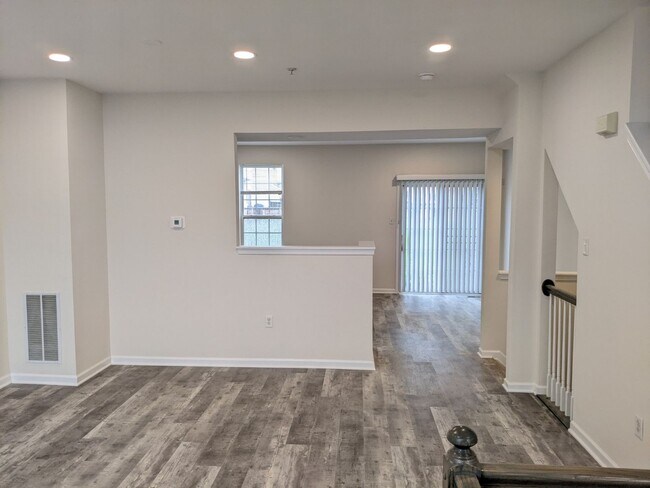 Building Photo - Completely Renovated Townhouse in convenie...