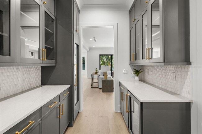 Building Photo - 5024 W Dickens Ave