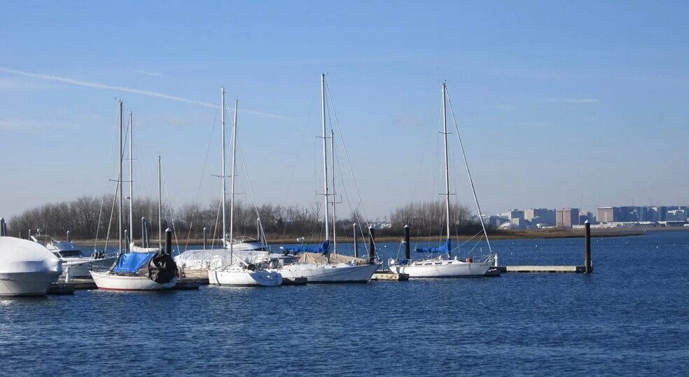 Building Photo - 573 Shirley St