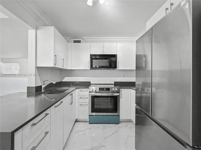 Building Photo - 10010 NW 9th St Cir