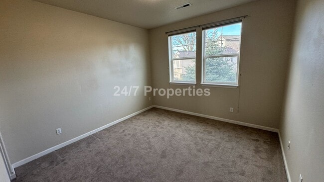Building Photo - Inviting 3 BD I 2 BA Home - West Linn