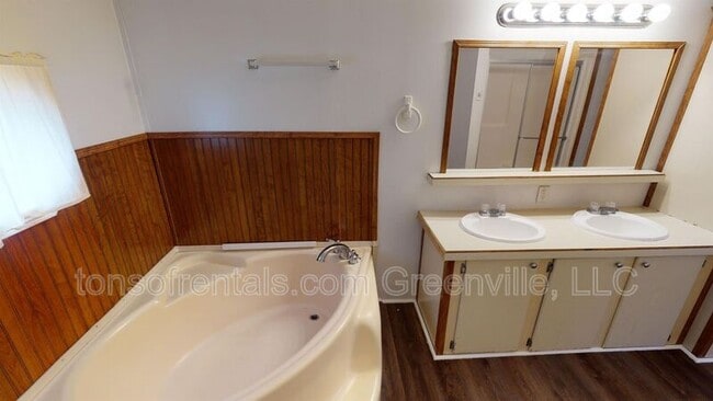 Building Photo - 509 Greywood Dr
