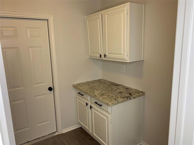 Building Photo - 610 Woodlake Cir