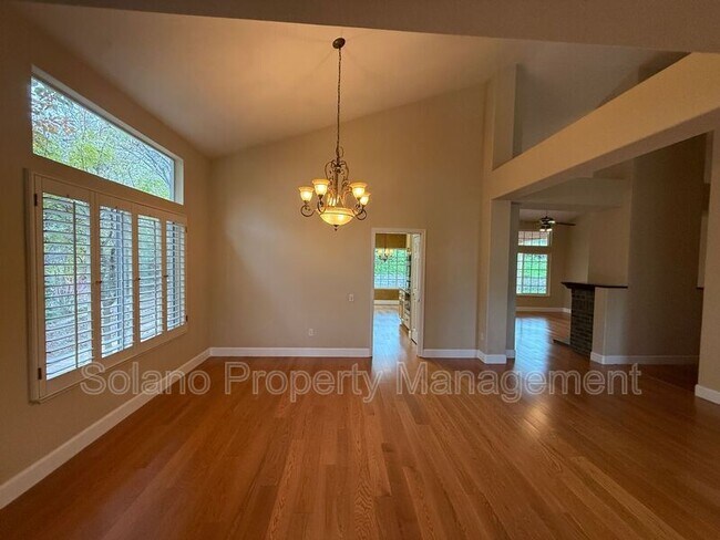 Building Photo - 685 Hillcrest Cir