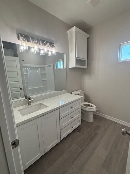 Building Photo - 1117 E Esperanza Ave