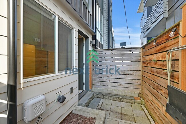 Building Photo - "Charming 3-Bedroom Townhouse Retreat in the Heart of Seattle - 3104C SW Avalon Way!"