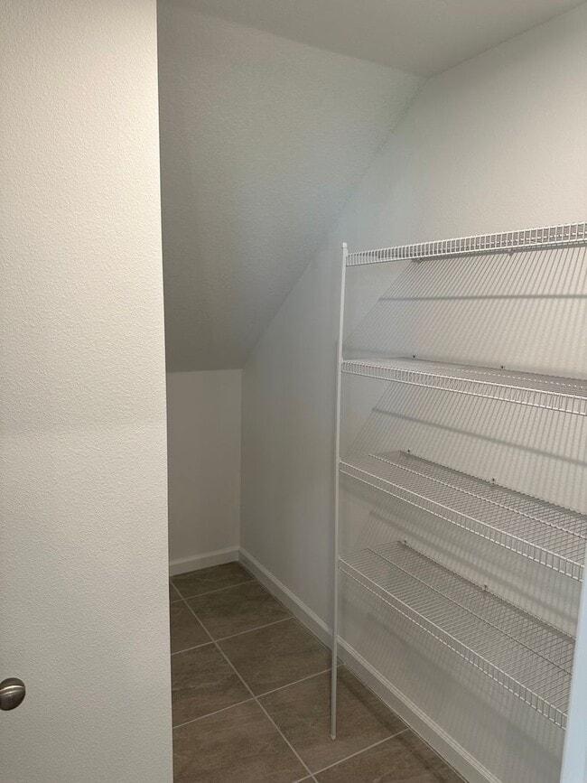 Building Photo - For Rent - 3 BEDROOM 2.5 BATHROOM TOWNHOUS...