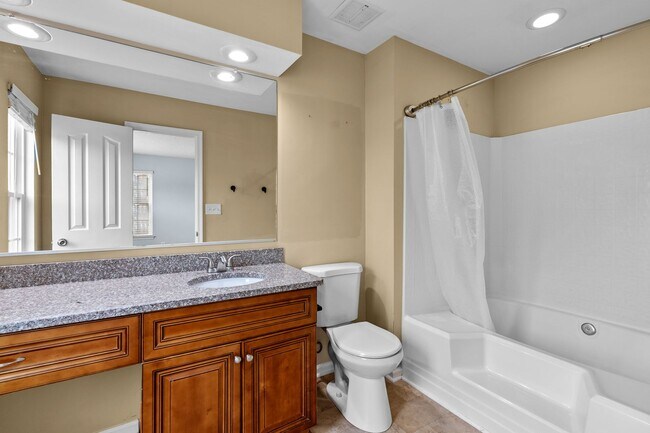 Building Photo - Stunning 2-bed condo in Virginia Beach