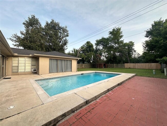 Building Photo - 12139 Huntington Park Dr