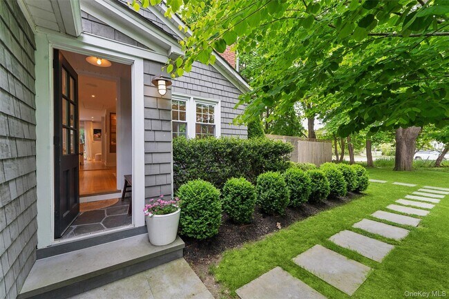 Building Photo - 689 Main St