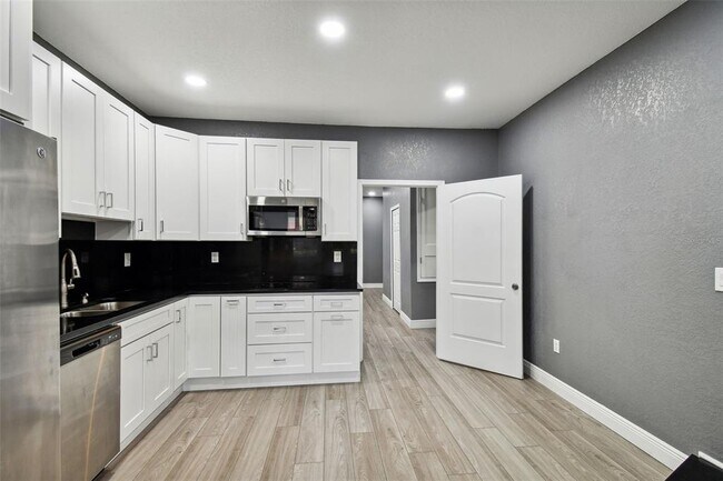 Building Photo - 6810 N Navin Ave