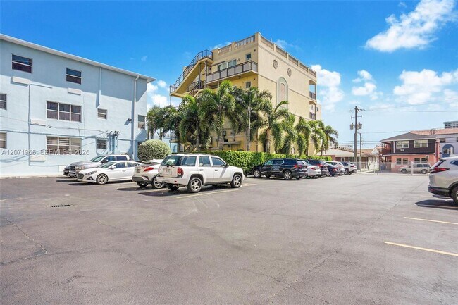 Building Photo - 315 Van Buren St