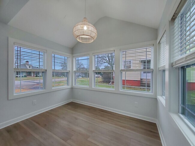 Building Photo - Minutes from Downtown Greenville in a Beautifully Remodeled Custom Home!