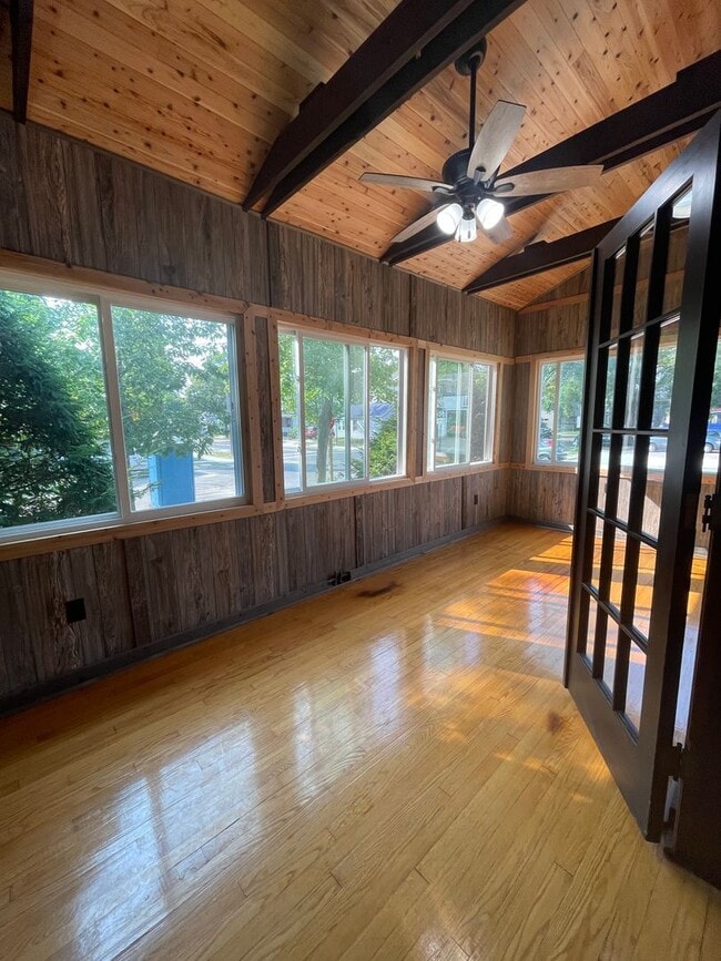 Primary Photo - Large 5 bedroom, 2.5 bathroom house near V...