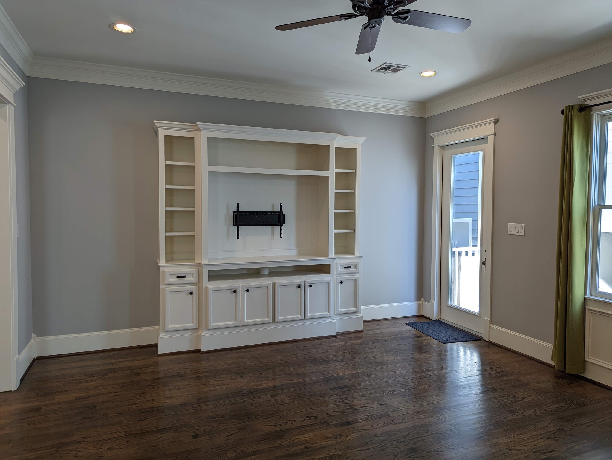 Building Photo - 722 E 29th St