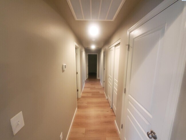 Building Photo - Kennewick Rambler with 3 Car Garage