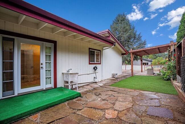 Building Photo - Sun-Filled 2BR/2BA Upper Home with Large Decks & Hardwood Floors in Aptos