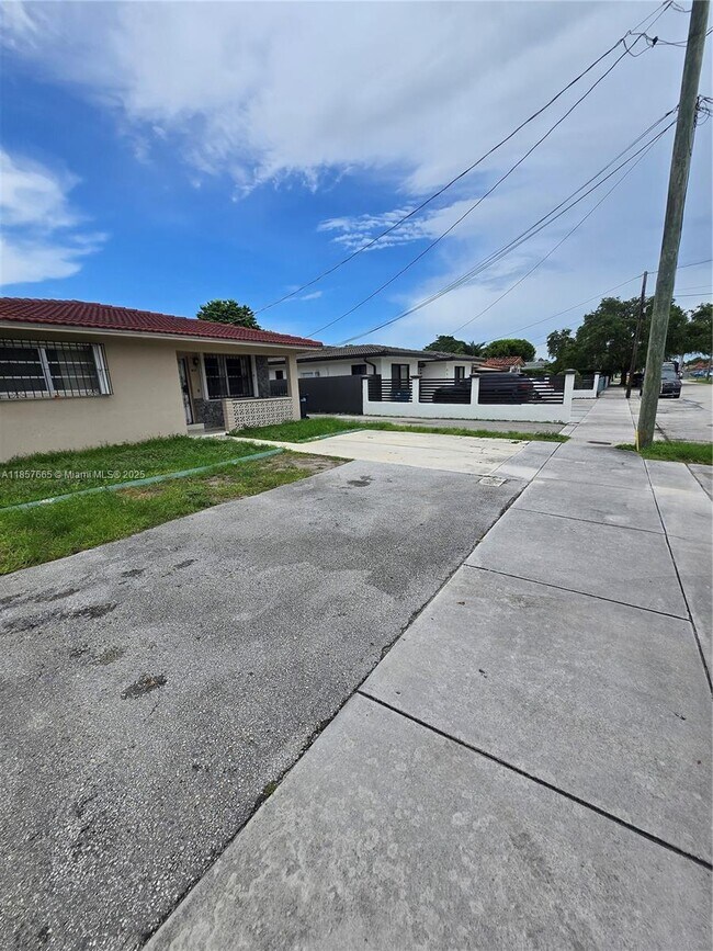 Building Photo - 8855 SW 27th St