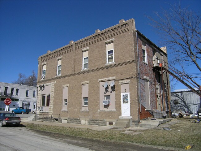 Building Photo - 420 Main St