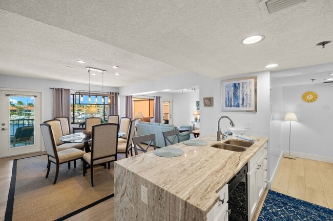Building Photo - Huge Double sized Condo Overlooking The Ma...
