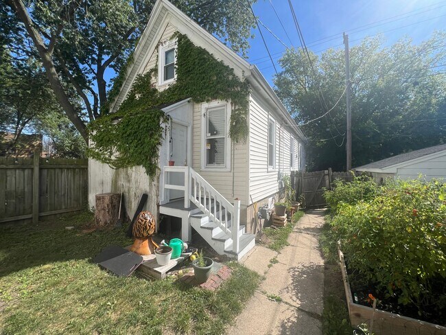 Primary Photo - 2768 N Booth St